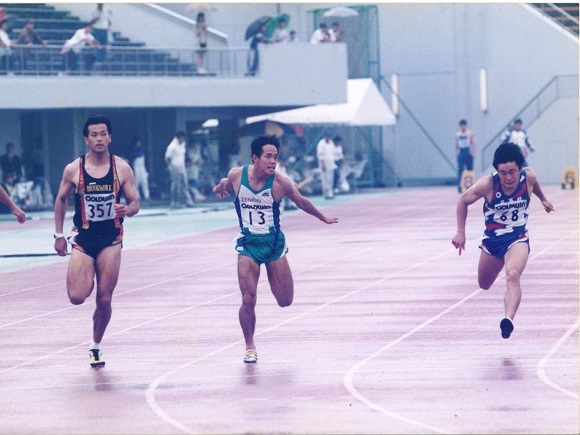 ゴールに飛び込む窪田慎選手