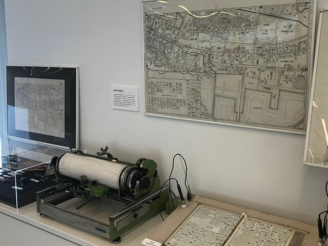 昔の住宅地図の原稿や機械を展示