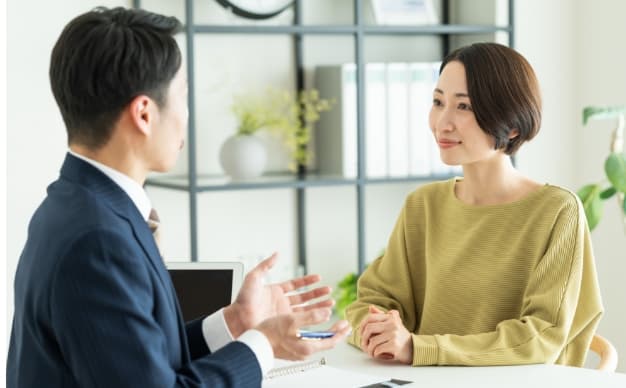 担当者へ販促について相談する様子