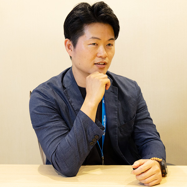 仕様書作成と更新業務の負担について説明する宮谷聡氏（ローカスブルー）