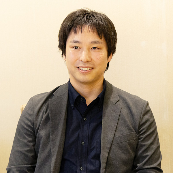 現場で使われている言葉やAIチャット機能について説明する多久和徳一朗氏（ローカスブルー）