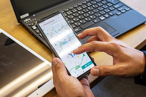 スマートフォンでセールスサポートを使って、地図上から顧客情報を登録しているイメージ